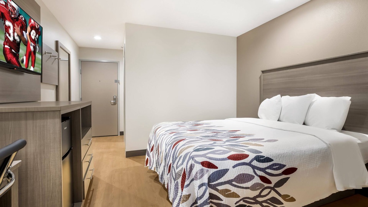Sulphur Hotel | Affordable Retreat in Sulphur, LA: Short Drive to Chennault Int’l Airport!