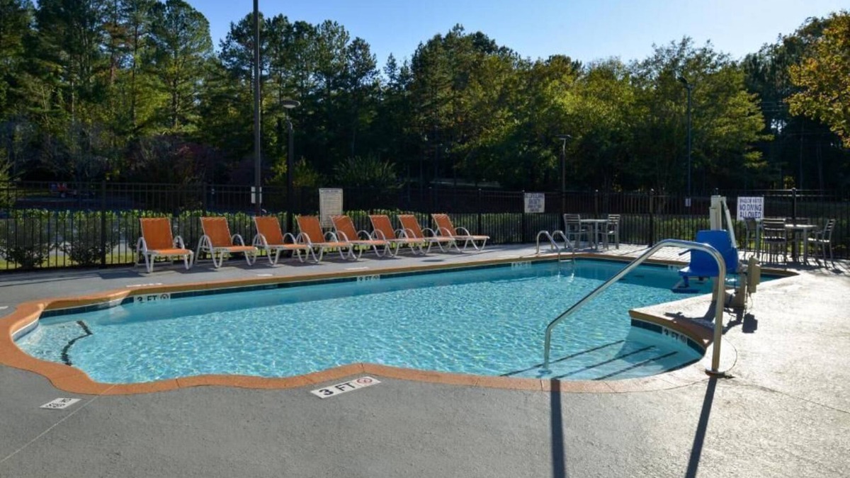 Clemson Hotel | Affordable Retreat near Clemson University with Pool and Free Breakfast