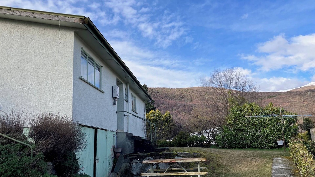 Bouvet Island House | Affordable Retro Bach in beautiful Arrowtown