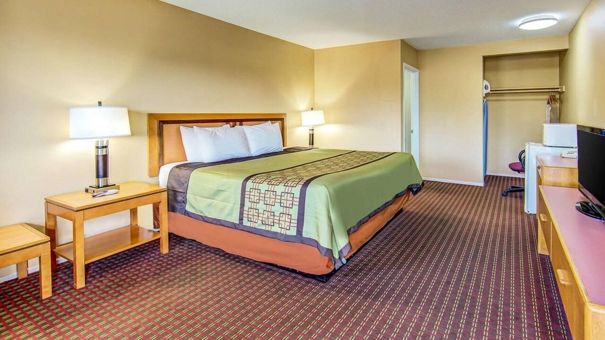 Ashland Hotel | Affordable Stay Ideal For Oregon Retreat | Located at I-5 & Route 99