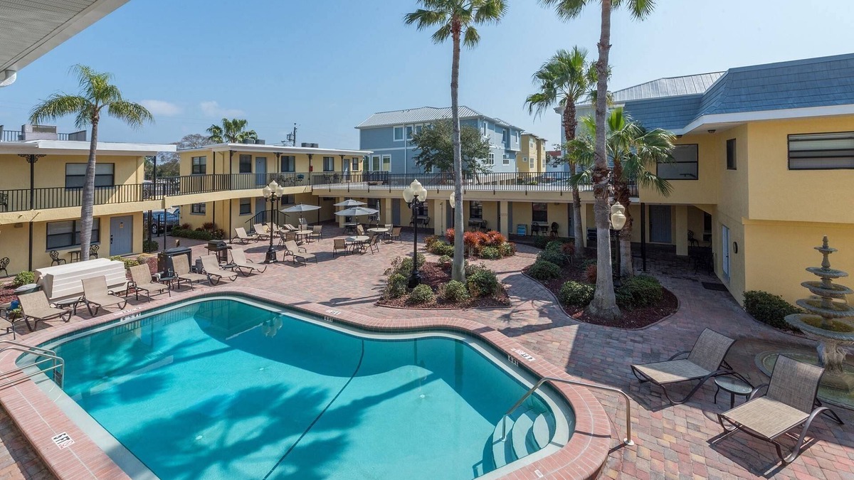 Redington Beach Condo | Affordable! Steps to Beach, King Bed, Grill, Free WiFi &TV, Great Dinning & Shopping.
