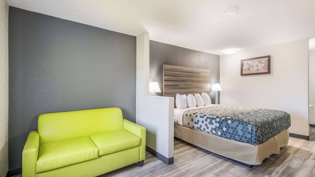 Lovington Hotel | Affordable Suite Perfect for Romantic Couple Getaway Near Downtown