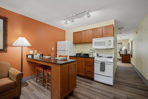 Stafford Hotel | Affordable Suites of America Stafford Quantico