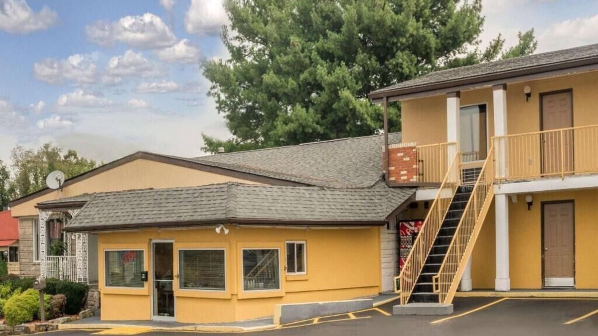 Berea House | Affordable Yet Fun! Pet-friendly, Breakfast and Parking Included