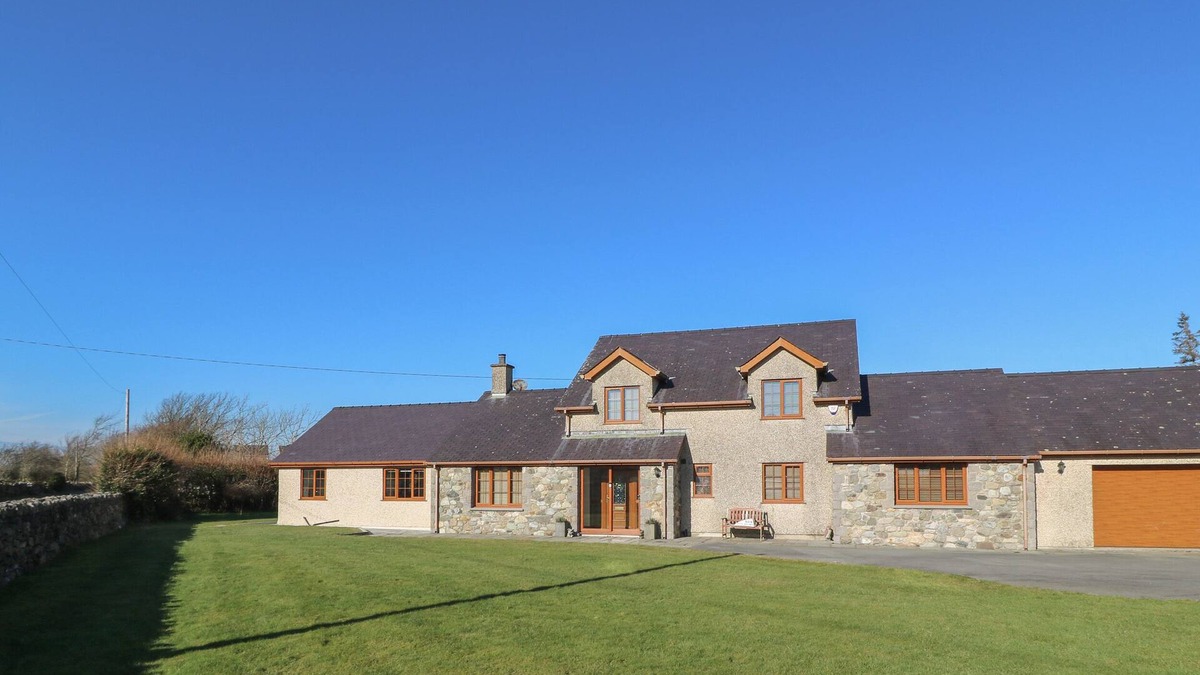 Llanrug Cottage | AFON RHOS BACH, romantic, with a garden in Llanrug