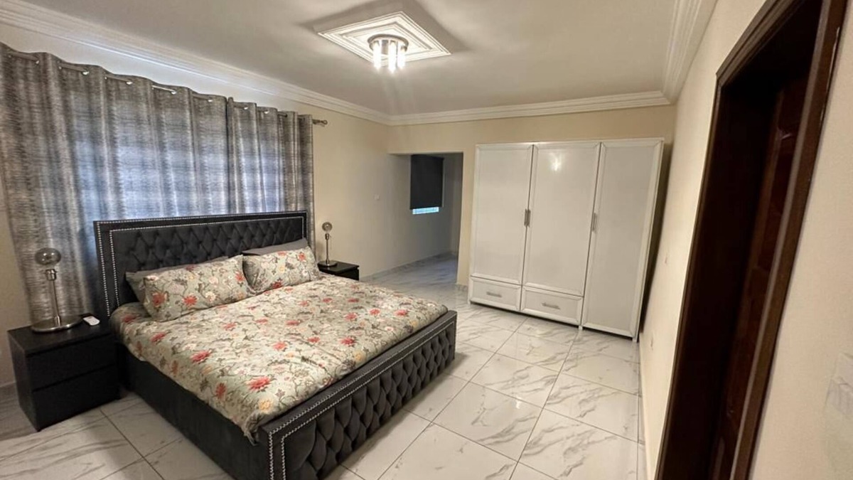 Freetown House | After 5 Apartment 1- 3 spacious en-suite bedrooms