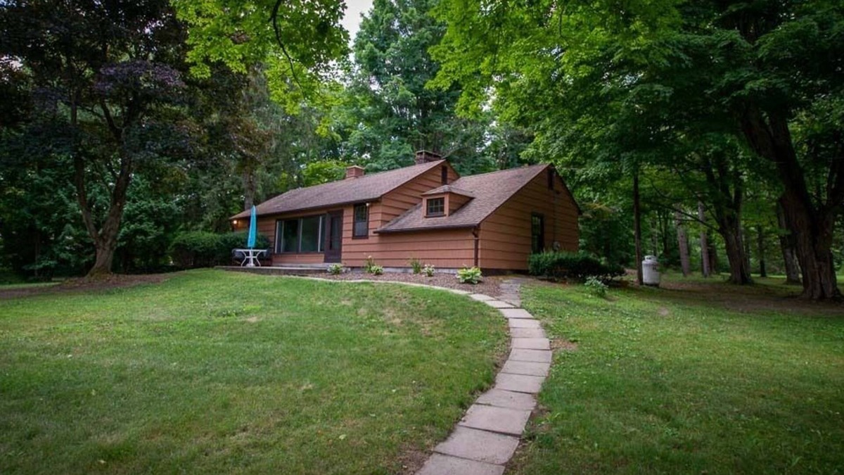 Town of Jerusalem Cottage | Afternoon Charm: Quaint Cottage Charm