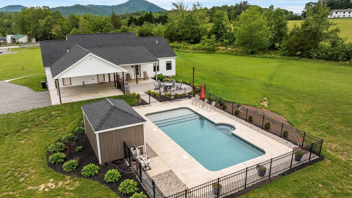 Afton House | Afton Awaits: Pool & Hot Tub/Central to Wineries