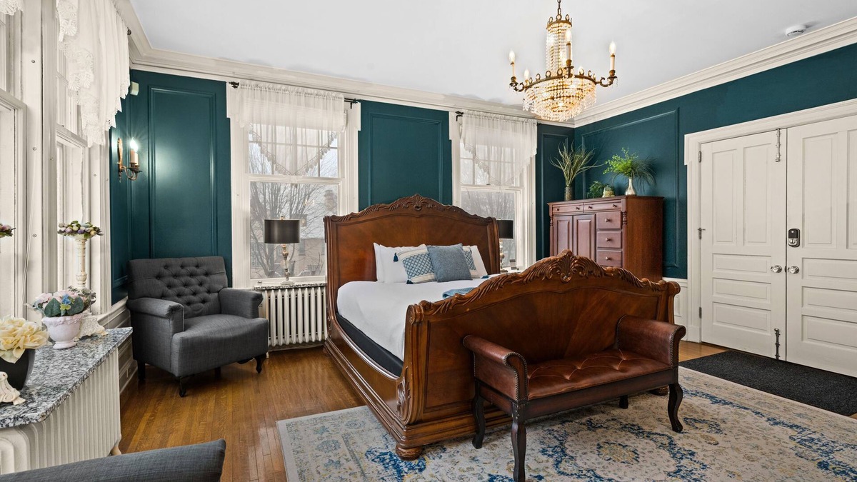 Congdon Park House | AG Thomson Suite w/King Bed & Sauna