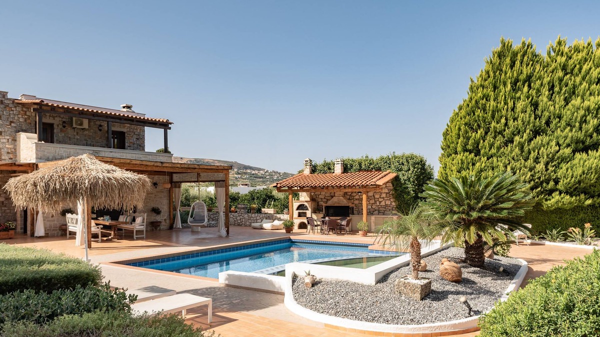 Pigi Villa | Agnes Villa, Unrivalled Living with Private Pool & Walking distance to amenities