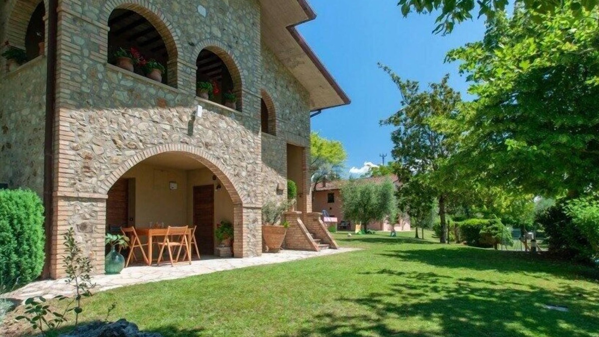 Montelovesco House | Agriturismo Il Poggio, two houses sharing a pool