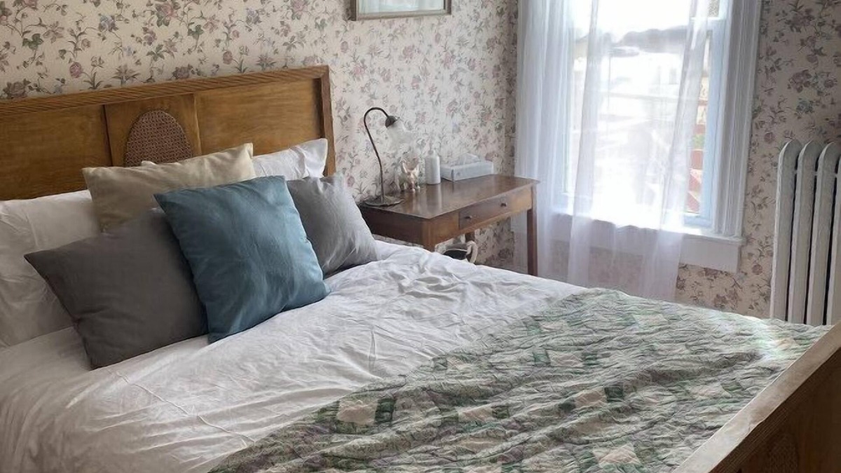 Wabasha Hotel | AH #12 · AH #12 -Full bed w/private bath.