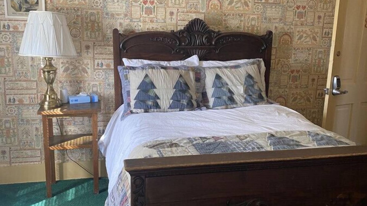 Wabasha Hotel | AH #31/#32 · AH Jack and Jill 2 Full/adjoining bathroom