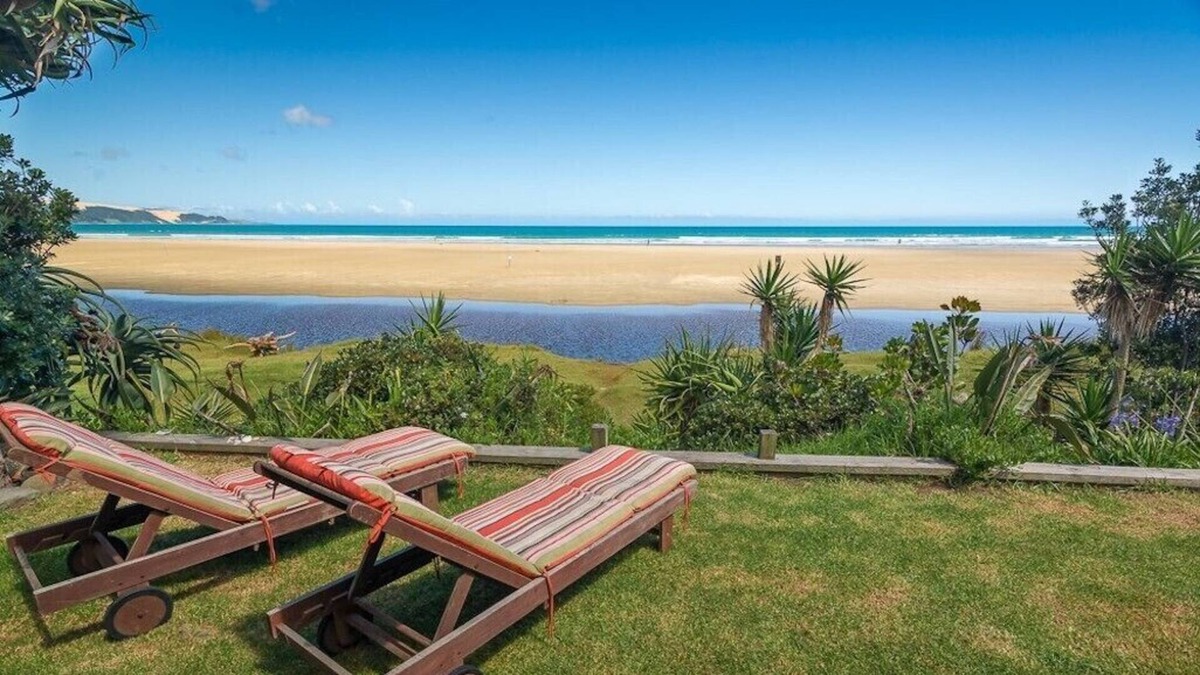Ahipara House | Ahipara Surf Lodge (Absolute Beachfront!)