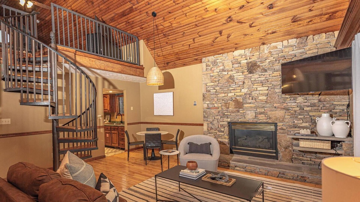 Pigeon Forge Resort | Ain't Misbehavin' is located in Woodridge Village in beautiful Pigeon Forge, TN