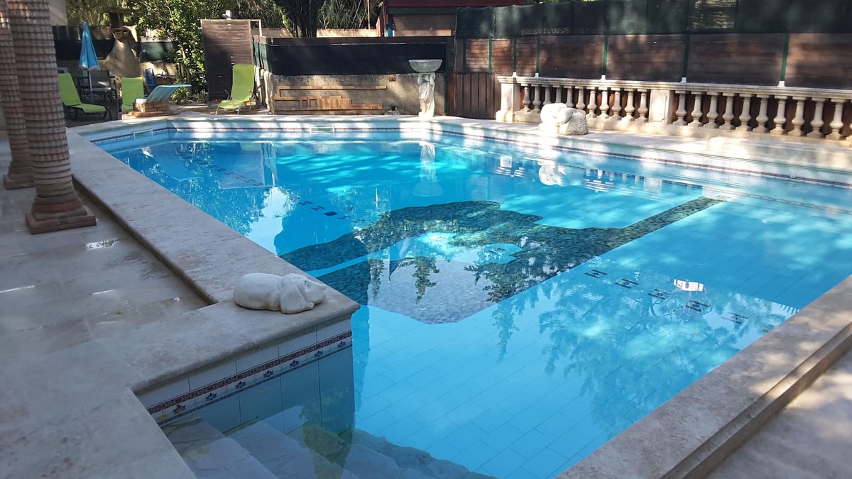 Villeneuve-les-Avignon Villa | Air-conditioned 2-bedroom house large swimming pool from 12pm to 7pm pets welcome