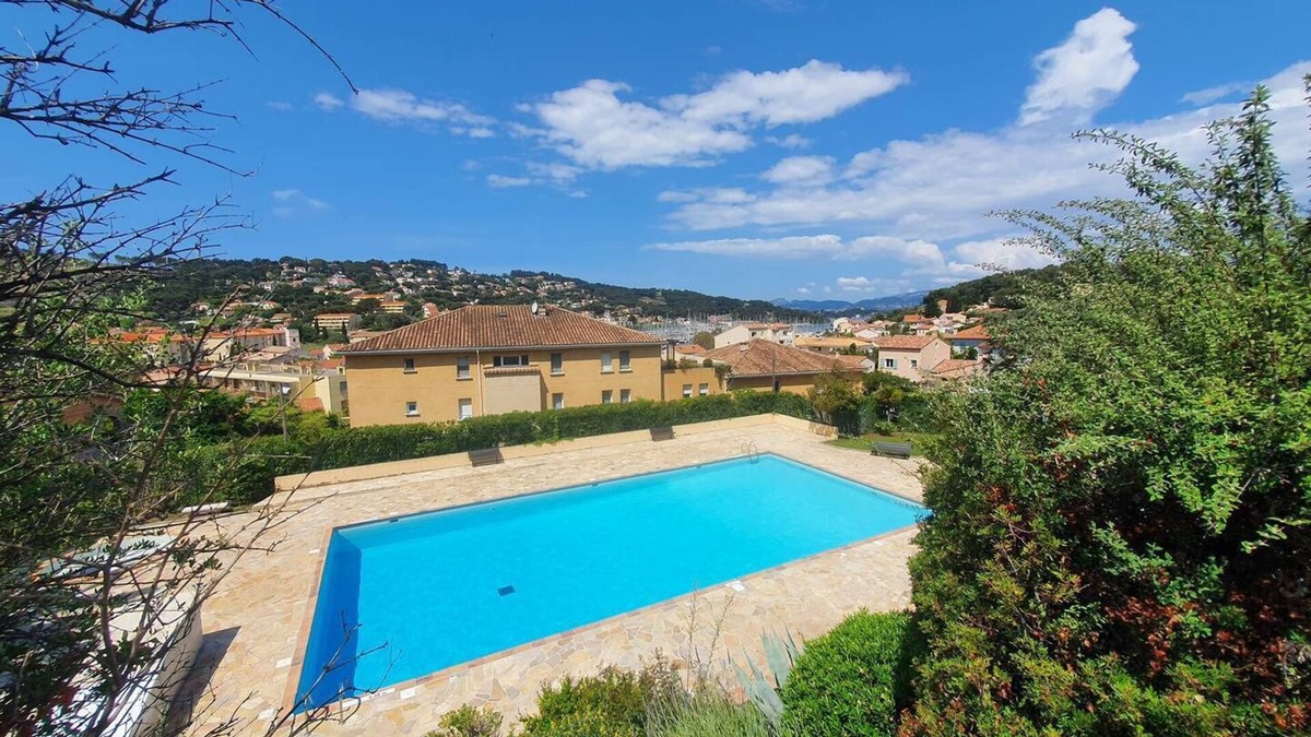 Saint-Mandrier-sur-Mer Apartment | Air-conditioned apartment with terrace, private parking, residence with swimming pool