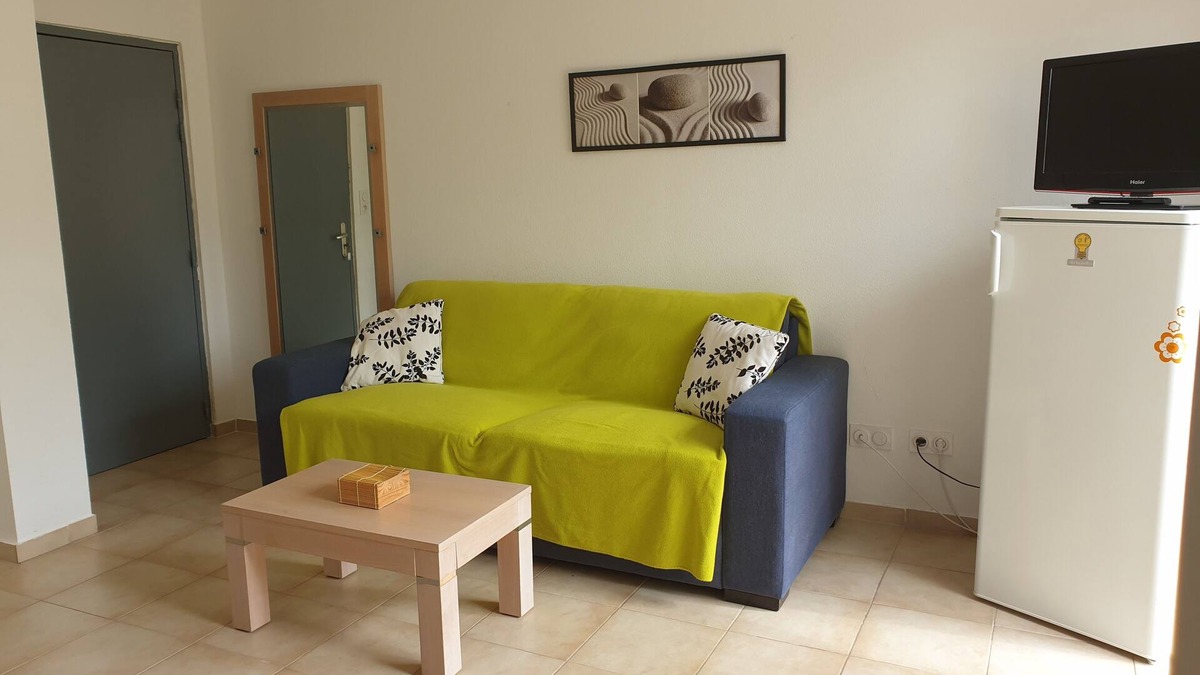 Santa-Maria-Poggio Apartment | Air-conditioned apartment with terrace and swimming pool 800 m from the beach in Santa Maria Poggio, Corsica