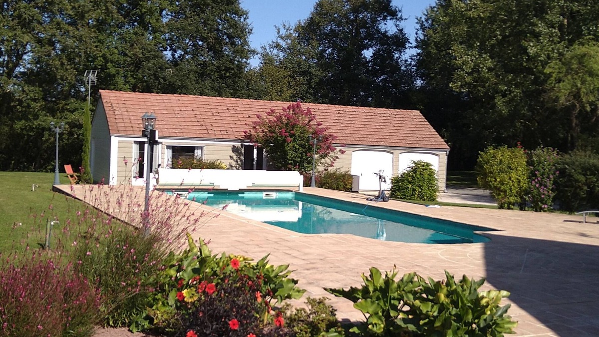 Roeze-sur-Sarthe House | Air-conditioned accommodation with heated swimming pool 20 minutes from Le Mans racetrack