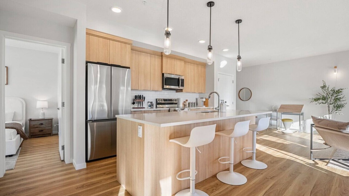Southeast Calgary Apartment | Air Conditioned 2 BR Luxury Suite/w King Bed