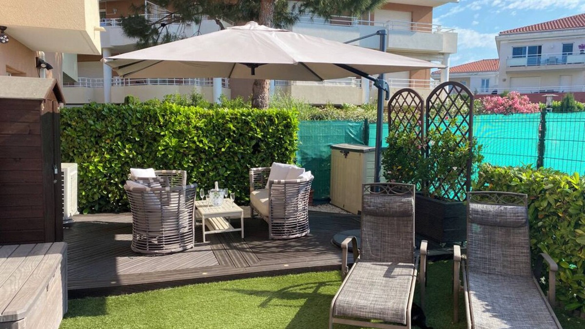 Antibes Apartment | Air-conditioned 2 bedroom Garden apartment close to beaches and amenities.