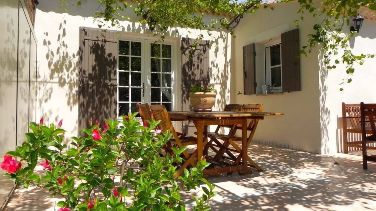 Boulbon House | Air-conditioned cottage at a farmer's farm producing fruit from olive trees