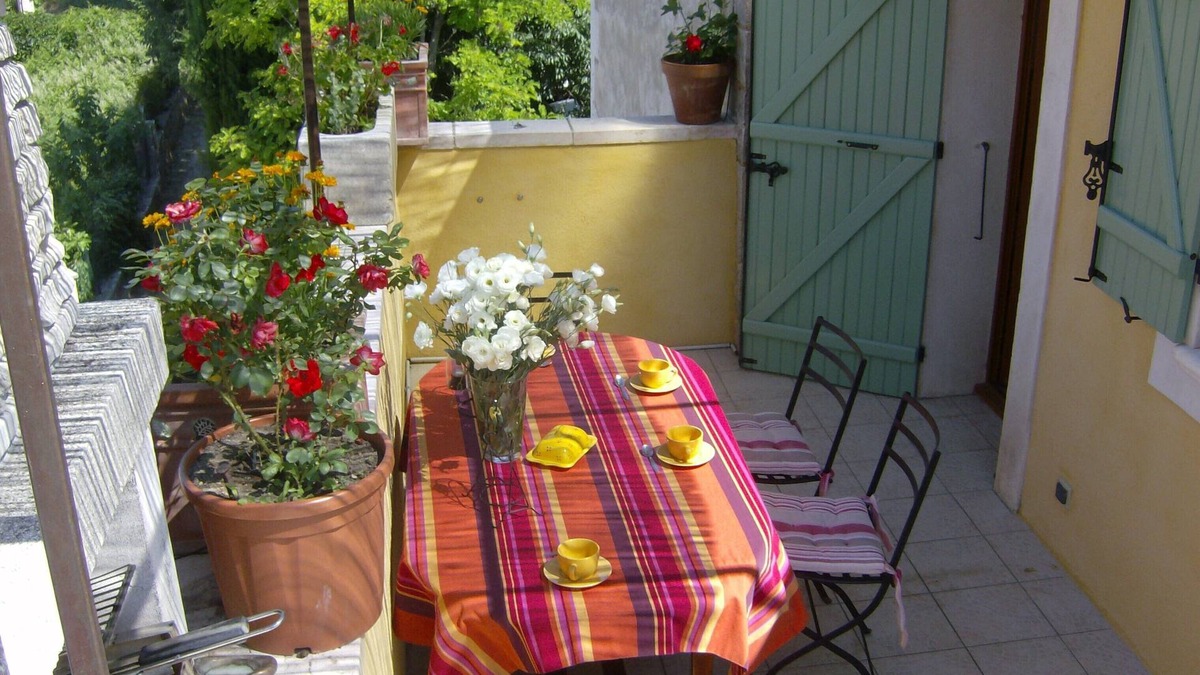 Roussillon Apartment | Air-conditioned country cottage with wifi and shaded terrace facing the Luberon