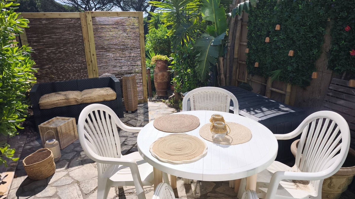 Gassin Apartment | air-conditioned enclosed private garden swimming pool parking wifi private estate near sea