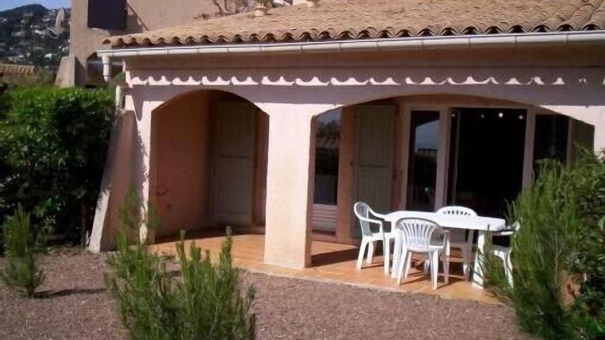 Theoule-sur-Mer Apartment | Air-conditioned apartment with garden