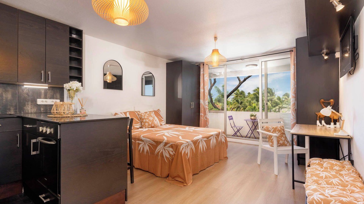 Pa'ofa'i Apartment | Air-conditioned, fully-equipped studio facing Paofai Park Close to Papeete town center