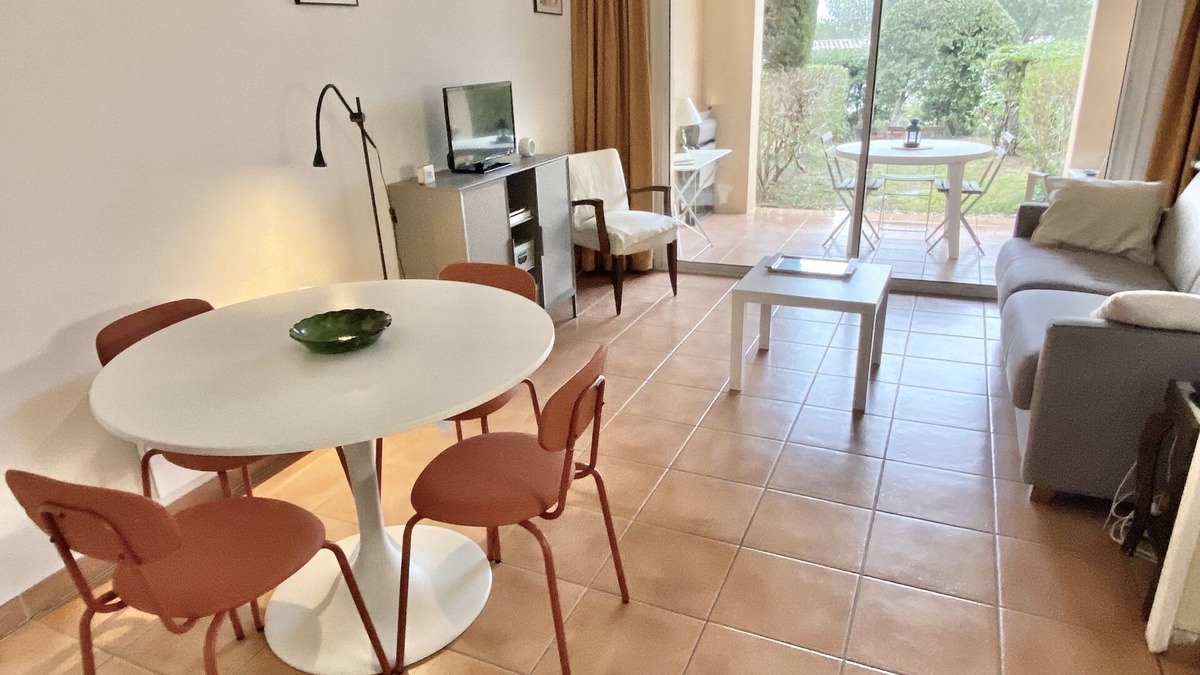Mallemort Apartment | Air conditioned garden flat in the Pont Royal Golf, calm in beautiful setting.