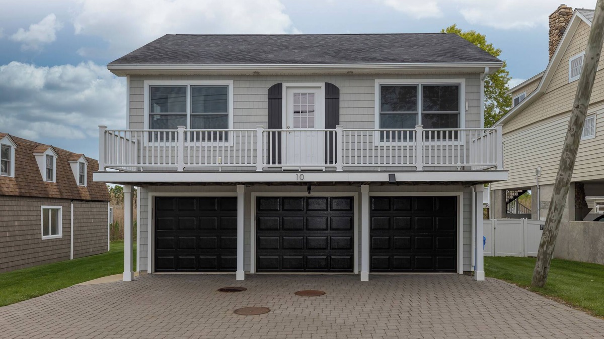 Clinton House | AIR-CONDITIONED Gorgeous Newly Renovated Home with an Oceanview and Beach Access