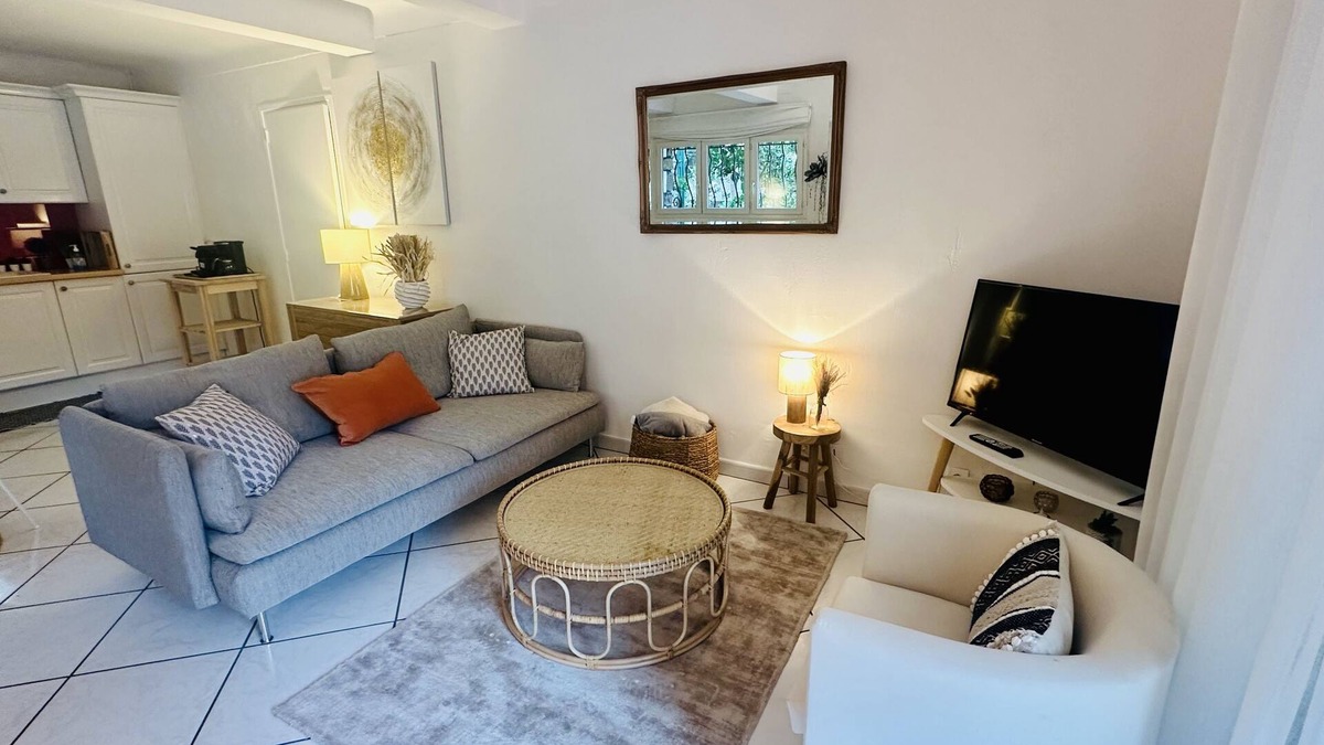 Boulouris-sur-Mer Apartment | Air-conditioned ground-floor villa with WiFi close to the sea and shops private parking