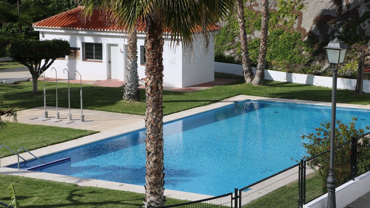 Velilla-Taramay House | AIR CONDITIONED HOUSE POOL PARKING WIFI NEAR THE CENTER AND BEACH ALMUÑECAR.