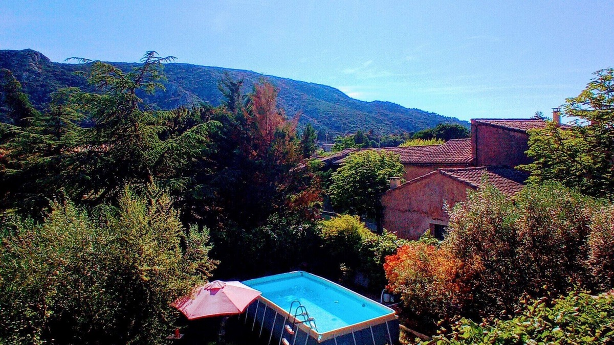 Maubec House | Air-conditioned house. View of the Luberon. New house. view to the Luberon.