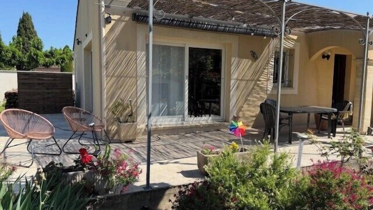 Le Thor House | Air-Conditioned House with Private Garden in Le Thor, pets are welcome.