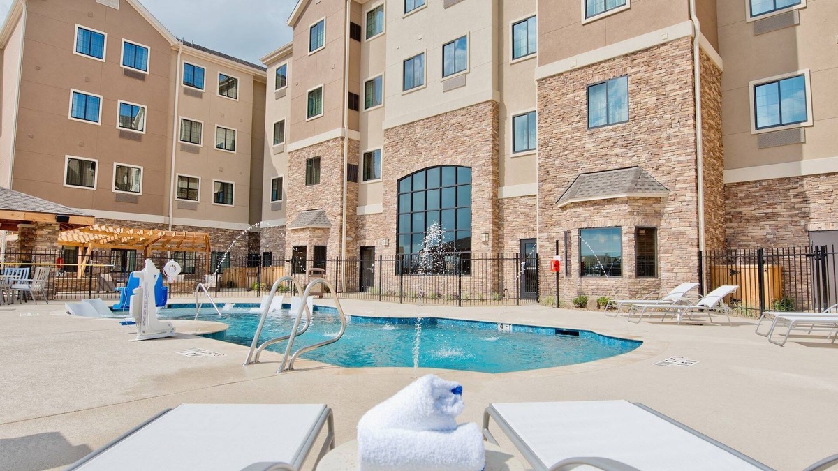 Humble Condo | Air-Conditioned Suite with Pool + Gym Access | Complimentary Breakfast!