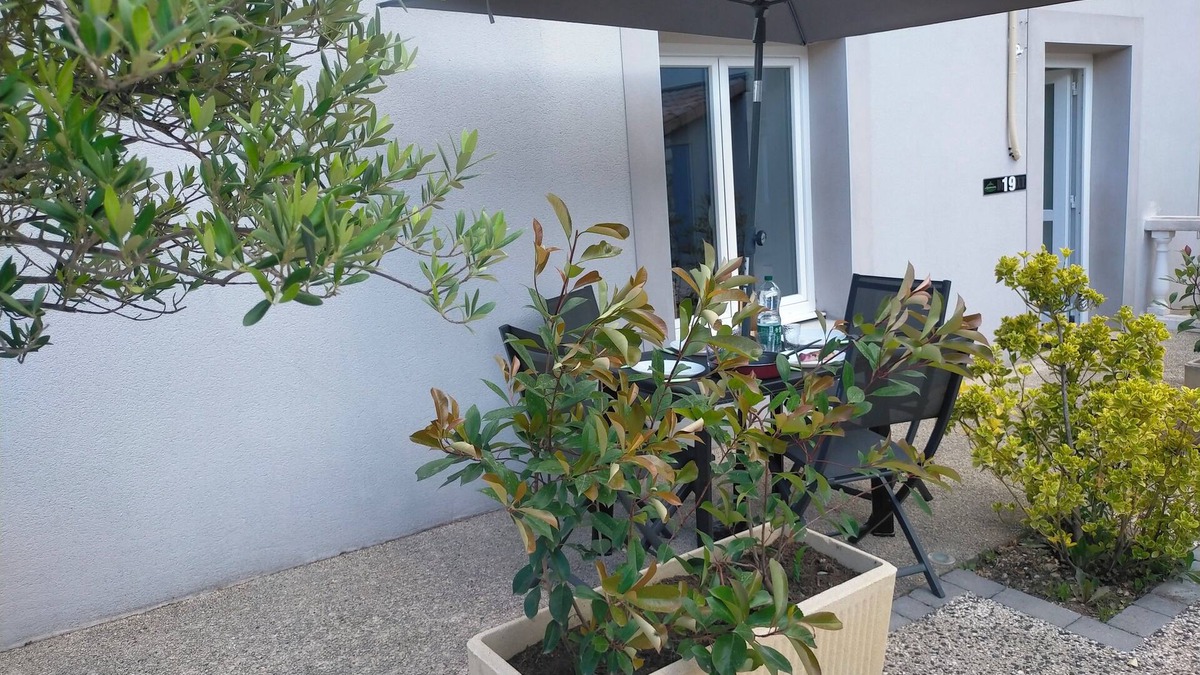 Ruoms Apartment | Air-conditioned T1 bis with terrace, swimming pool and secure parking.