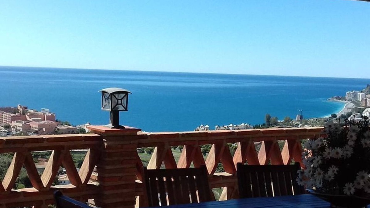 Almunecar Villa | Air-conditioned villa, and incredible sea views. Pool table and table football.