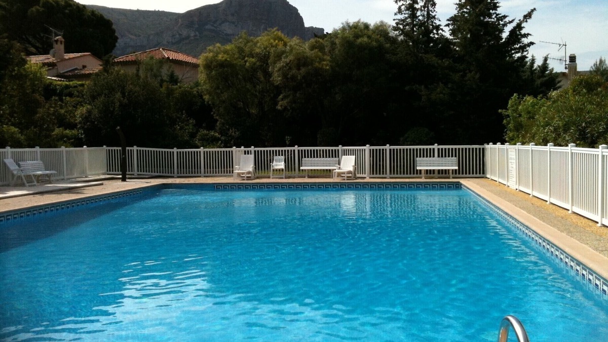 Cassis House | Air-conditioned villa in residence with swimming pool and tennis court