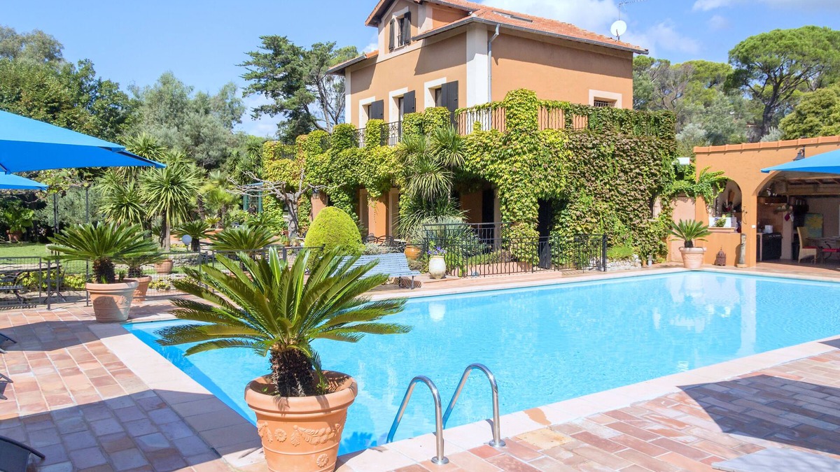 Frejus Villa | Air-conditioned villa of 240m2 near the beaches, swimming pool and private garden - 9 people