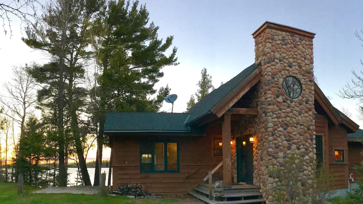 Tower Cabin | Air-Conditioned Year-Round Lakeshore Cabin