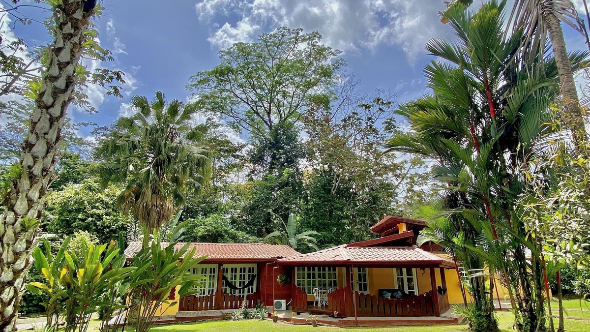 La Fortuna Villa | Air conditioning, free WiFi, pool, barbecue. 1 km from the center of La Fortuna.