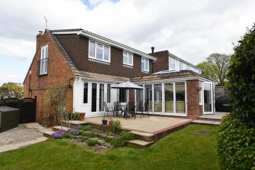 Clanfield House | Air Maison - Stunning House in Clanfield Family and Remote Workers Friendly