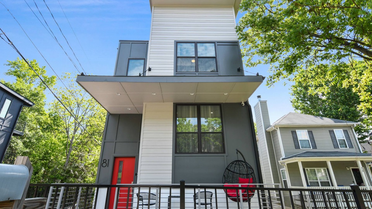 Edgewood House | Airbnb.com/p/DesignedByDom - Over 450 Five Star Reviews
