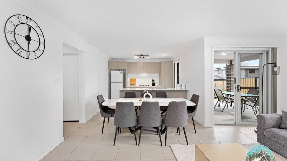 Edmondson Park House | Aircabin - Edmondson Park - 4 Beds Comfy House