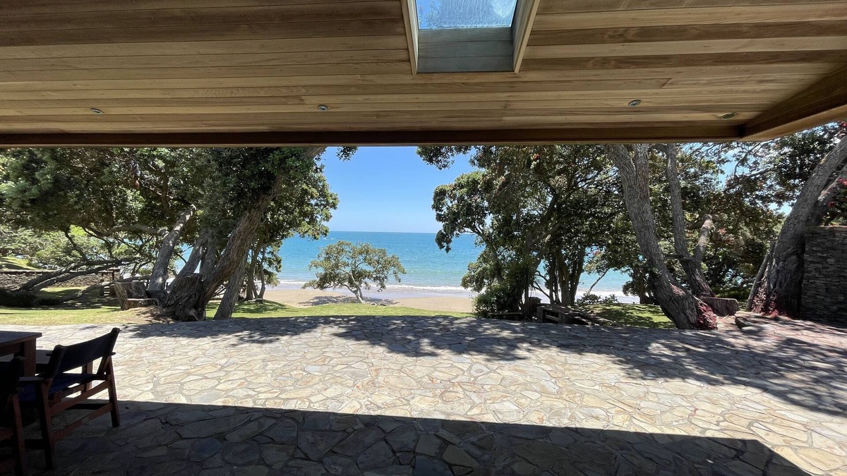 Coopers Beach House | AIRLIE - LUXURY BEACH FRONT