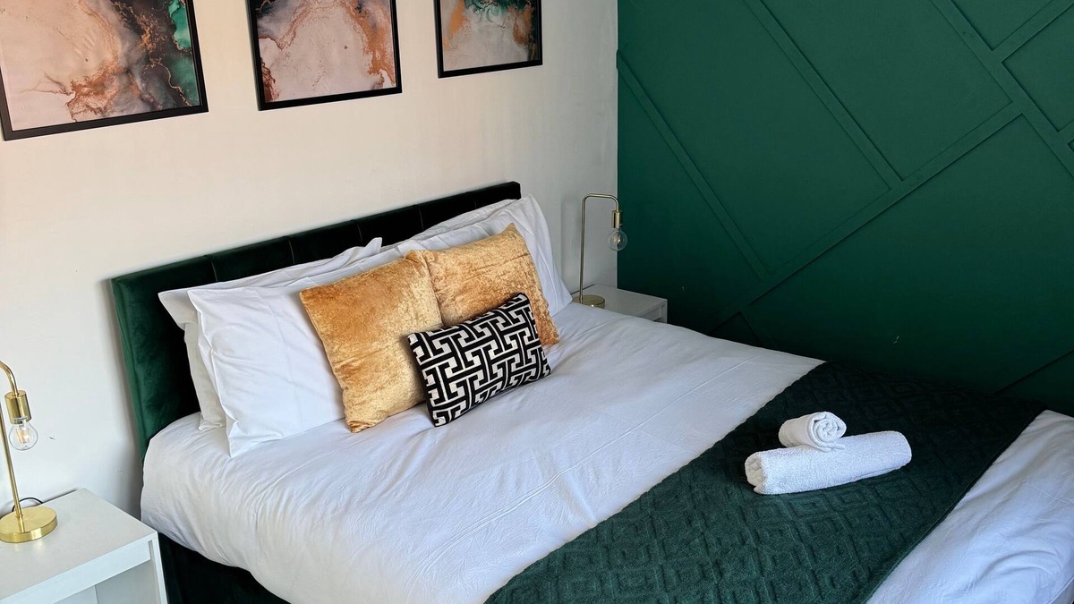 Broadheath House | Airport House – Convenient