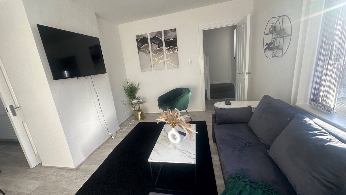 Broadheath House | Airport House - Long Stays, Near Hospital!