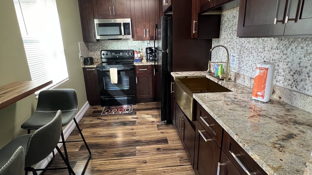 Westshore House | Airport landing at Amazing Grace FREE PARKING